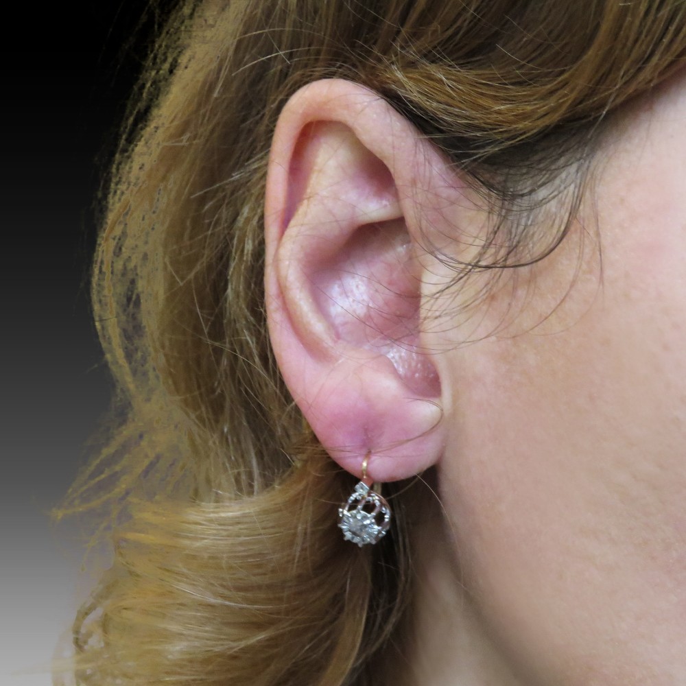 Boucles D Oreilles Dormeuses En Or K Et Platine Vers Avec Roses