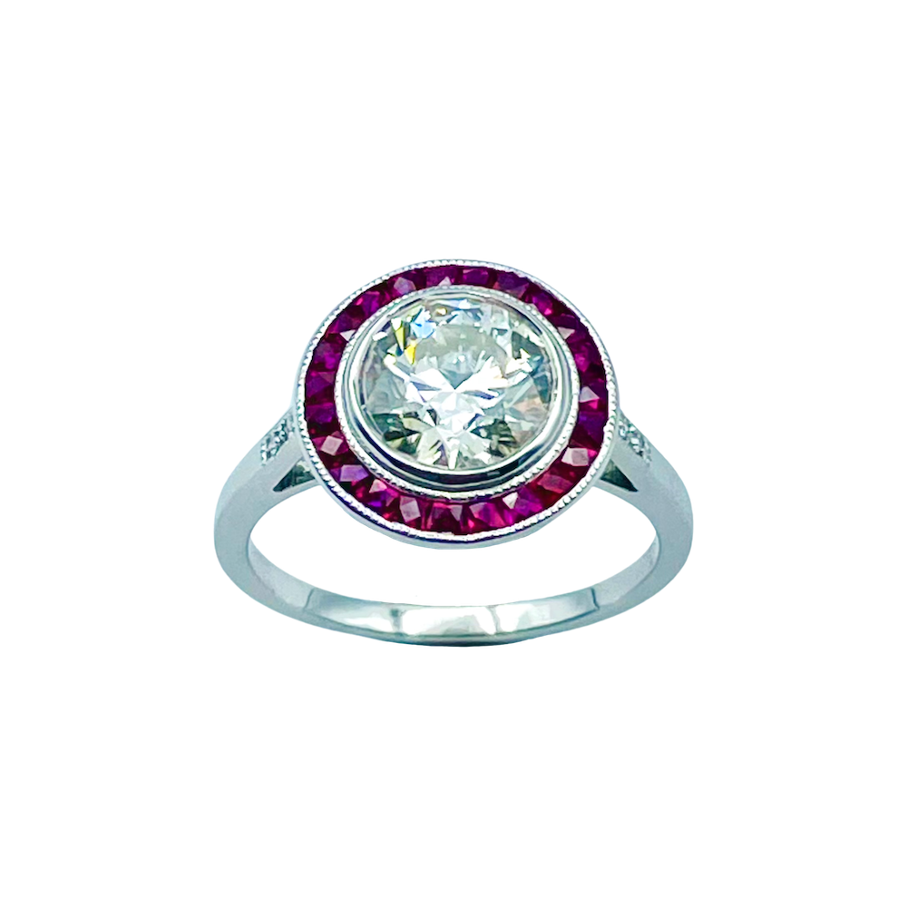 Bague Ronde En Or Gris 18 Cts Avec Diamant Central De 1 61Cts Et Rubis