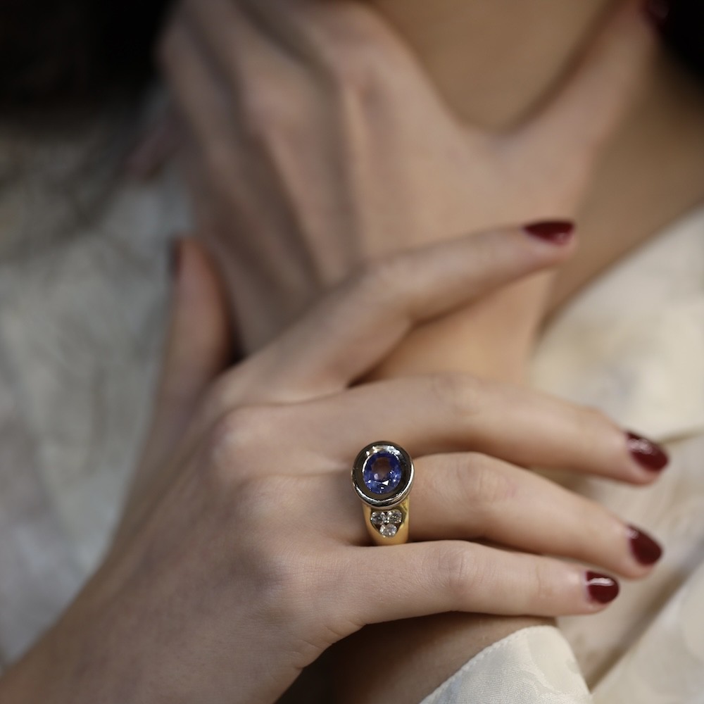 Bague Avec Un Saphir De Ceylan Et Diamants Brillants En Or Jaune Et