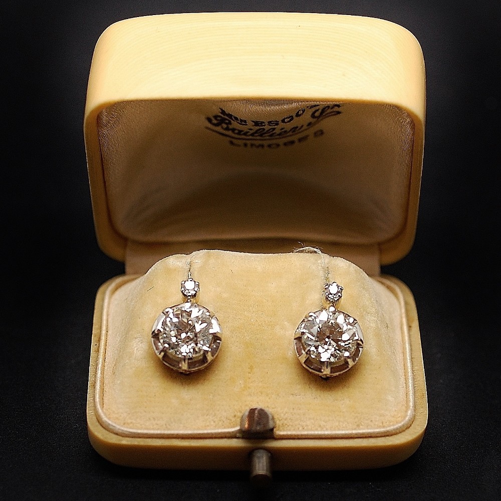 Boucles D Oreilles Dormeuses En Or Gris 18k Et Platine Vers 1920 Avec 3