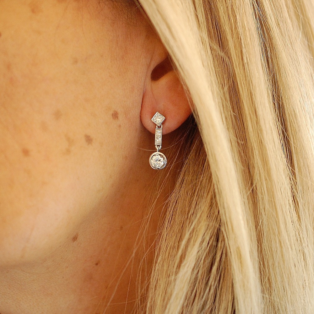 Boucles D Oreilles Vendues Dormeuses Or Gris 18k Et Platine Et Diamants