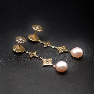 Boucles d'oreille Créoles LOUIS VUITTON Monogram en or jaune et perles