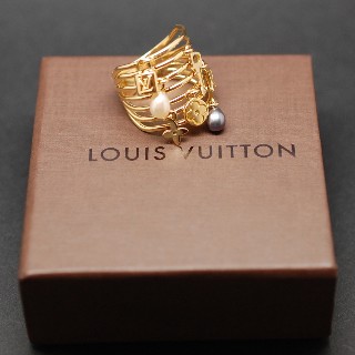 Bague Louis Vuitton en or jaune 18k Monogram perles de culture. taille 56