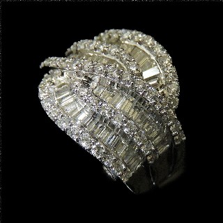 Bague Or gris 18k avec 3.0 carats de Diamants baguettes et brillants.Taille 52